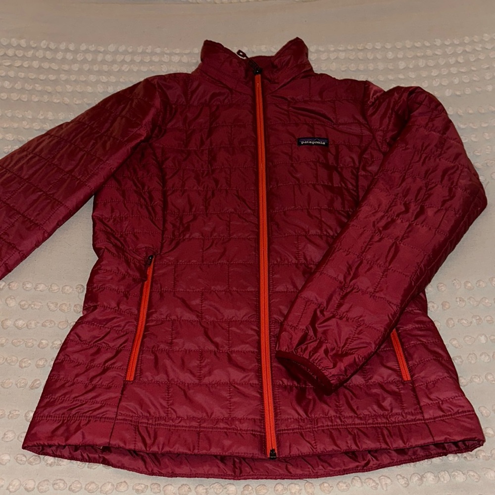 Beautiful raspberry colored Patagonia women’s puffer jacket. Size medium🤍